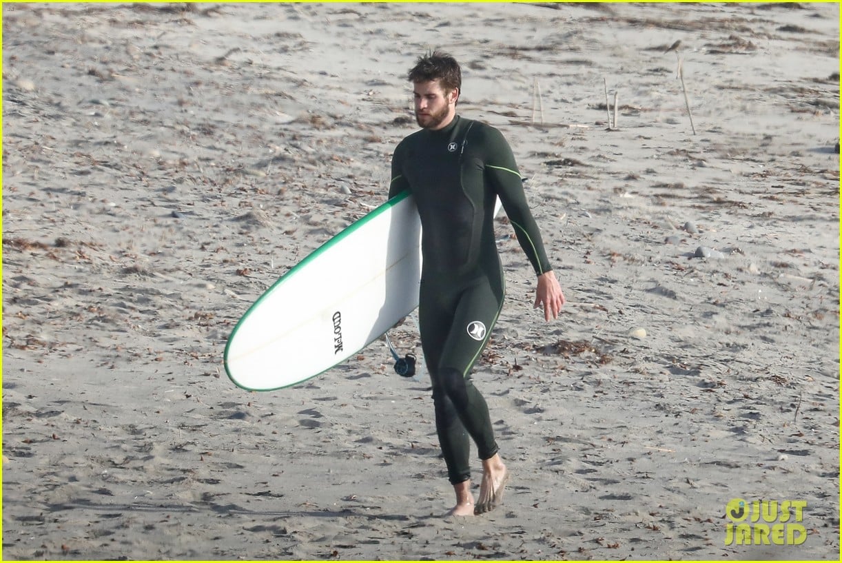 liam hemsworth spends the afternoon surfing in malibu 02
