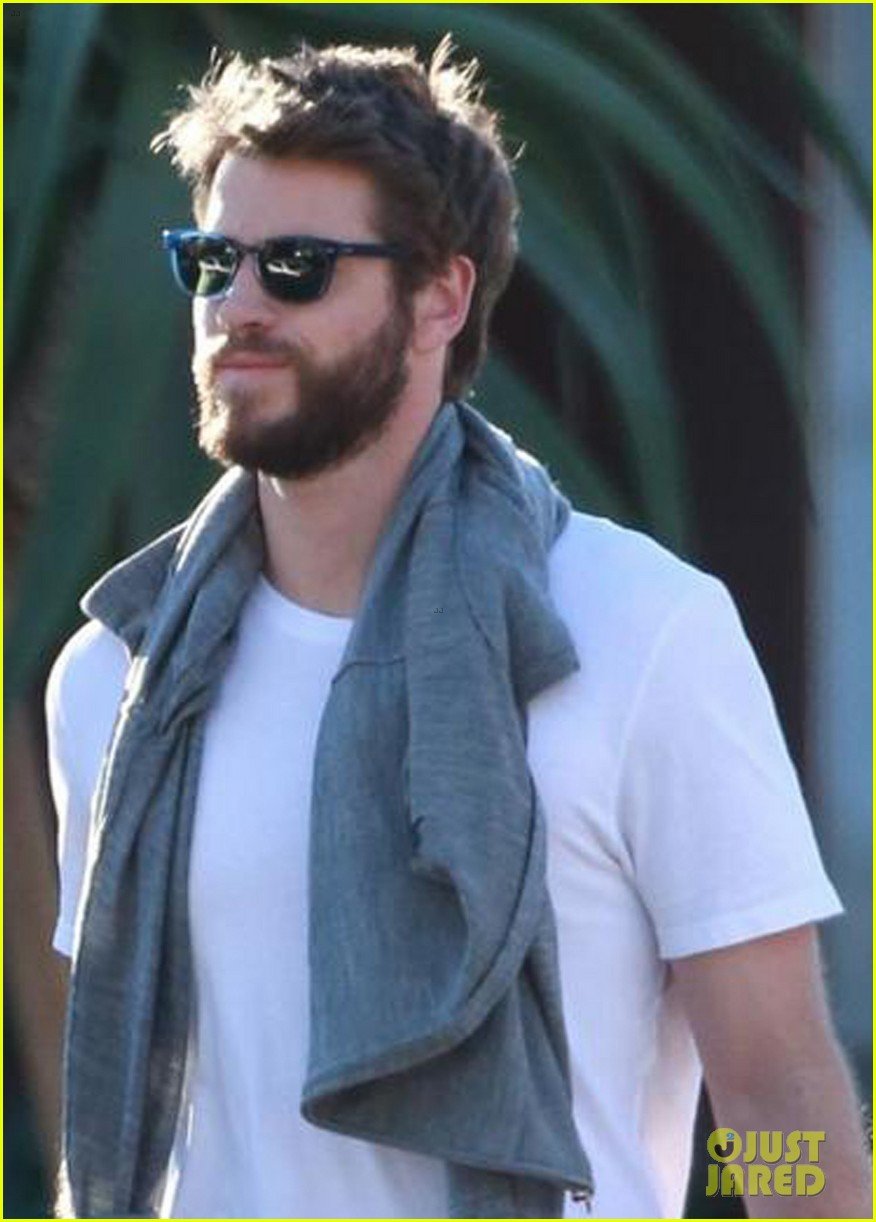 liam hemsworth gets his christmass shopping done 04