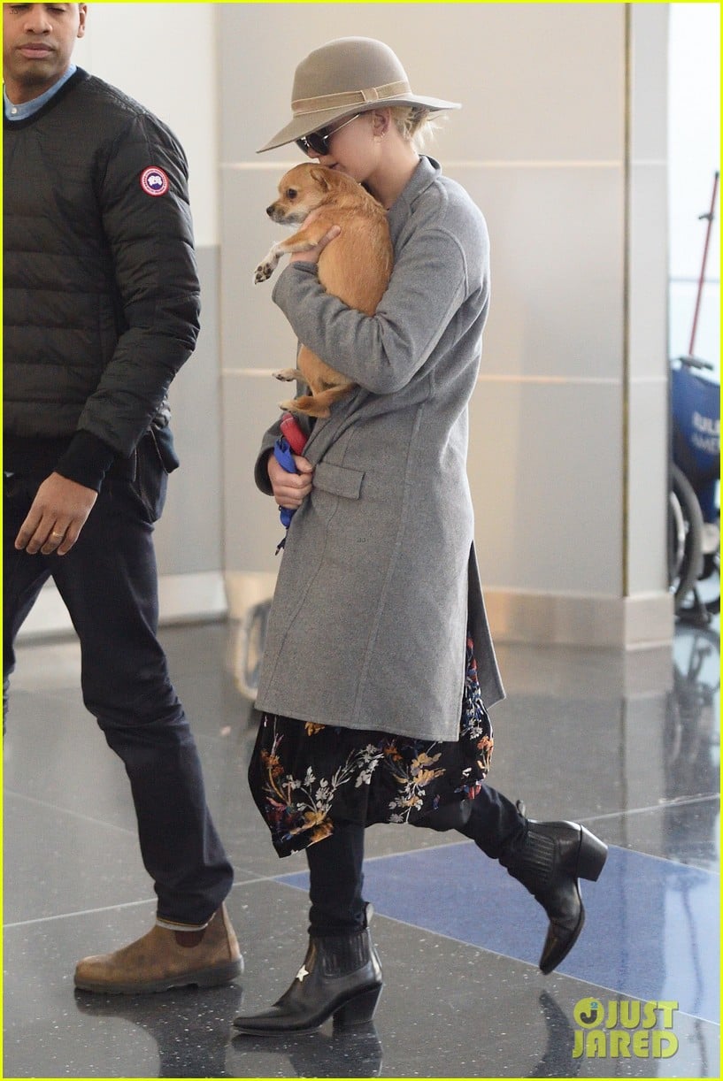 jennifer lawrence and her pup pippi catch a flight at jfk 01