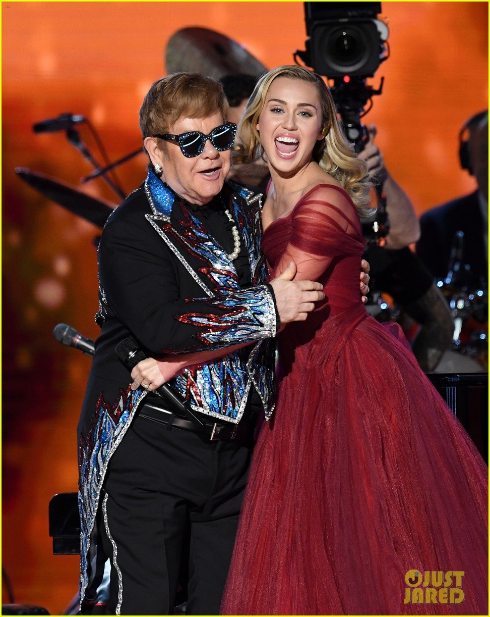 miley cyrus stuns while performance with elton john at grammys 01